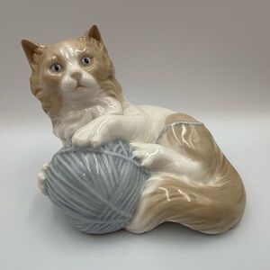 Vintage Lladro NAO Cat Kitten w Ball of Yarn Porcelain Figurine Hand Made Spain